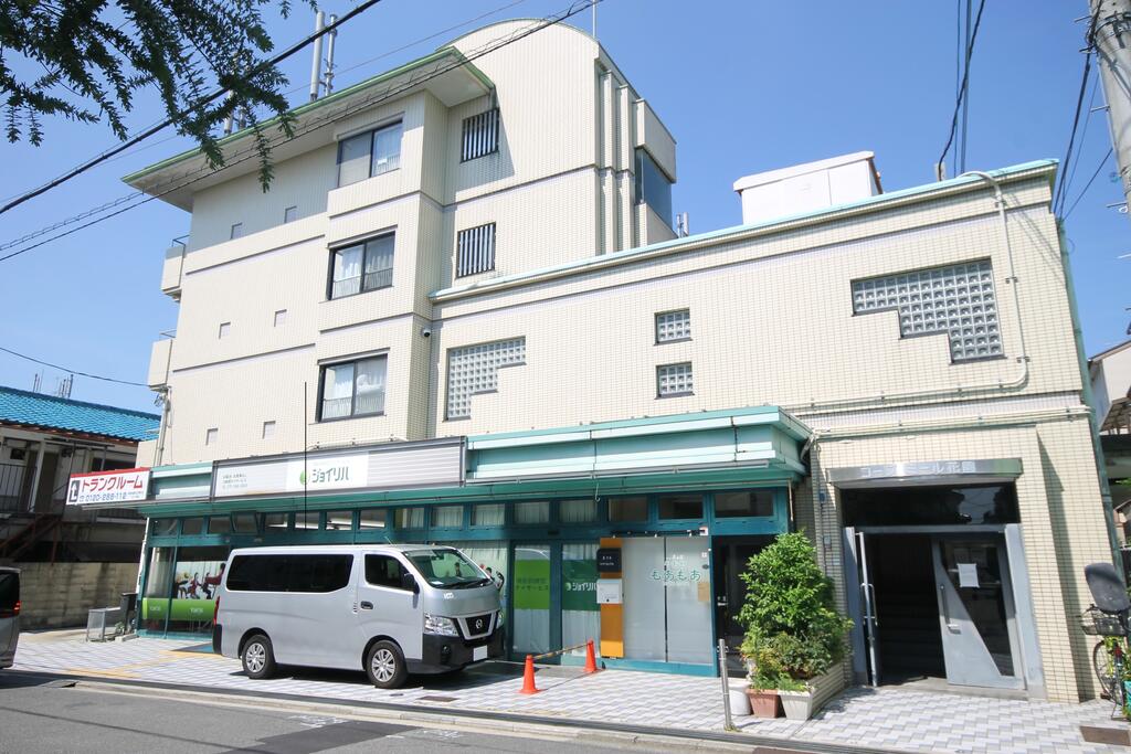 建物外観　1階はテナントです