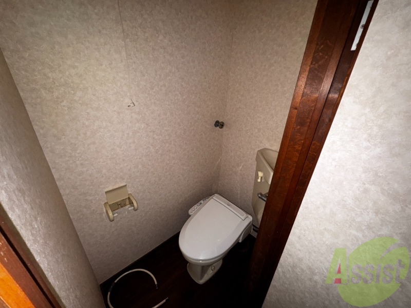 トイレ　こちらはトイレです。ピカピカなトイレで、気持ちも良いですね。