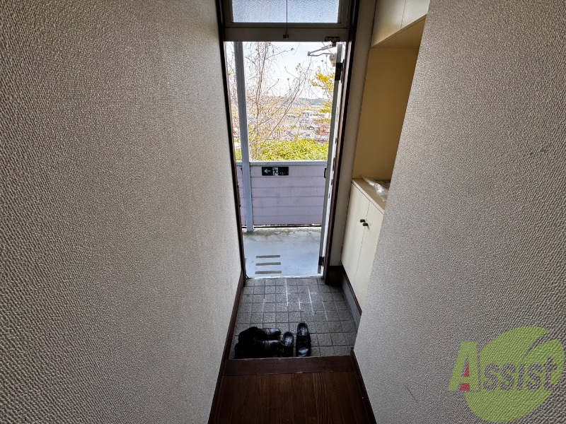 玄関　こちらは玄関になります。扉を開けるととても明るいですね。