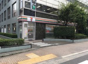 コンビニ　セブン-イレブン 港区芝１丁目店（コンビニ）まで83m
