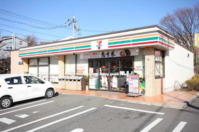 コンビニ　セブンイレブン（コンビニ）まで305m