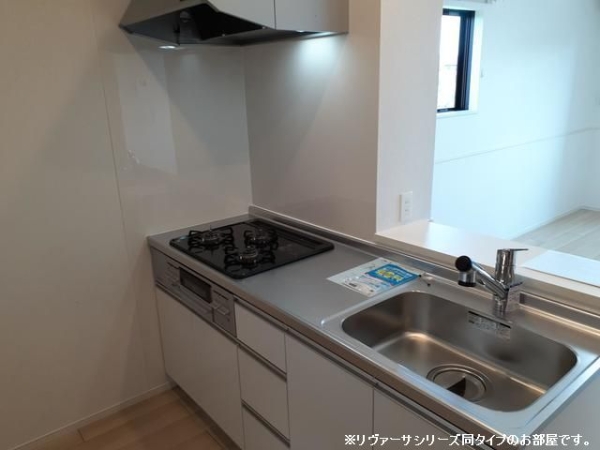 キッチン　※参考写真　同建築メーカー施工の同間取完成他物件のものです。