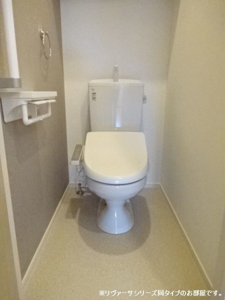 トイレ　※参考写真　同建築メーカー施工の同間取完成他物件のものです。