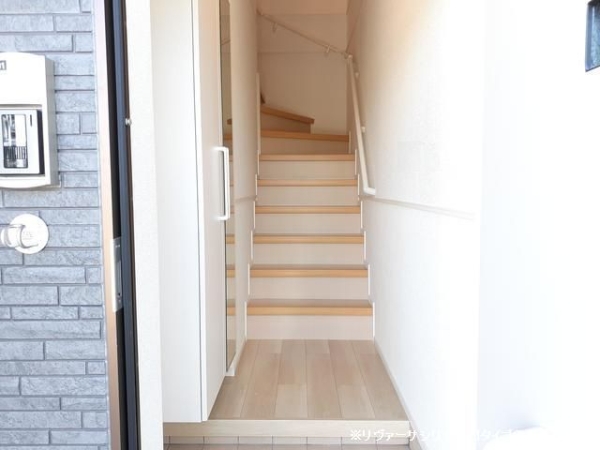 玄関　※参考写真　同建築メーカー施工の同間取完成他物件のものです。