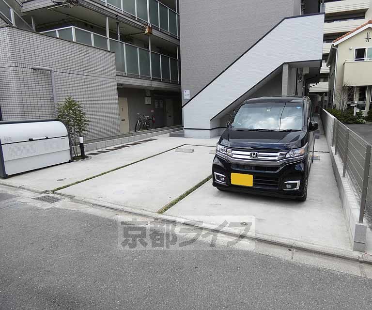 駐車場　物件に備え付けられた駐車場になります。