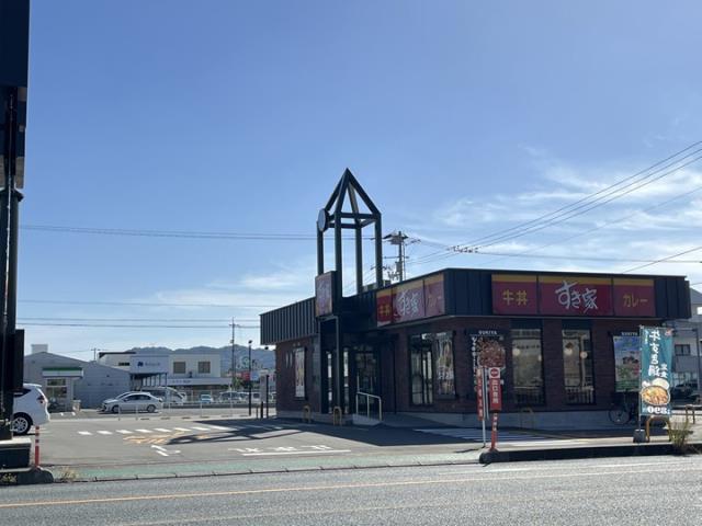 飲食店　すき家潮新町店（飲食店）まで557m