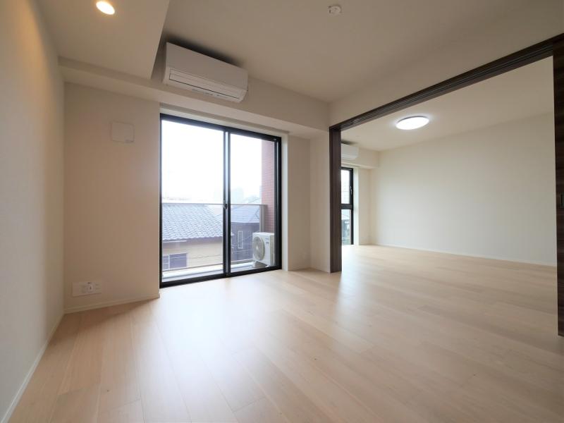 居室・リビング　落ち着いた色合いの床材を使用した居住空間です。