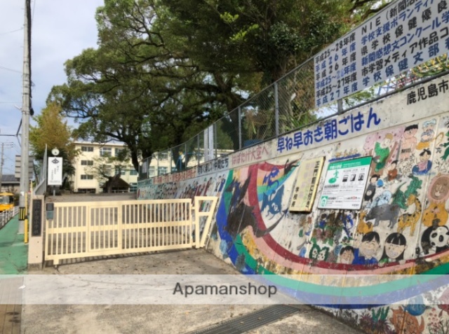 小学校　宇宿小学校（小学校）まで370m