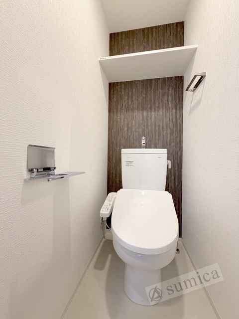 トイレ　人気アイテムの温水洗浄便座。清潔感のあるトイレです。