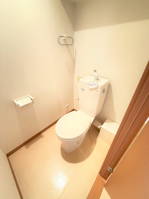 トイレ　上部棚付きのトイレです♪