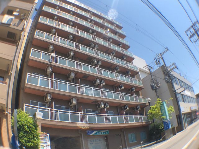 建物外観　オートロックで外部の人間が簡単に出入りできないため安心です。