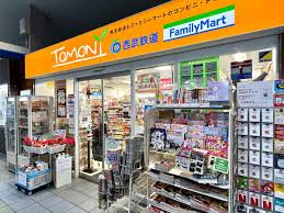 コンビニ　ファミリーマート トモニー東久留米駅店（コンビニ）まで465m