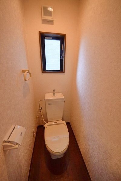 トイレ　★トイレにも窓がついております★