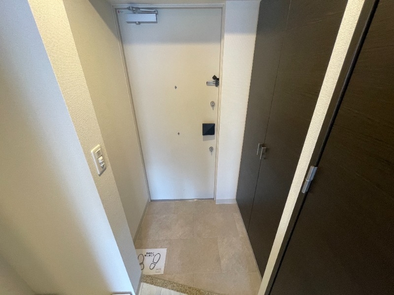 玄関　ゆとりある設計で、お客様を心地よく迎える玄関口。