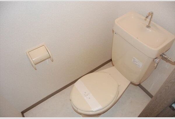 トイレ　弊社ではウォシュレットの取付もお手頃価格で承っております♪
