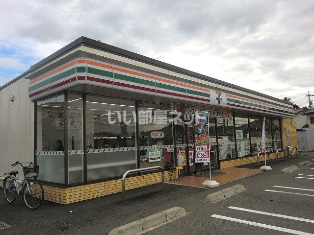 コンビニ　セブンイレブン美濃加茂加茂川町店（コンビニ）まで605m