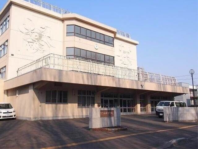 中学校　札幌市立稲積中学校（中学校）まで642m