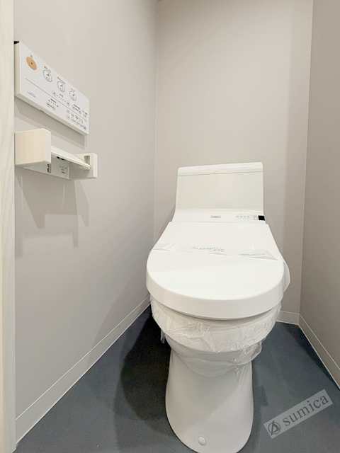 トイレ　人気アイテムの温水洗浄便座。清潔感のあるトイレです。