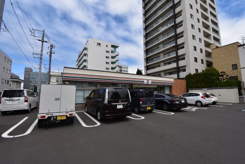 コンビニ　セブンイレブン 札幌北2条東8丁目店（コンビニ）まで828m