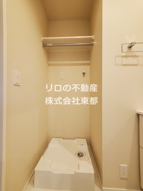 その他　上部ラックも便利な洗濯機置場♪