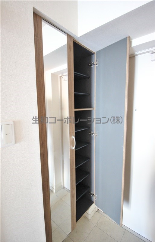 玄関　大きなシューズBOXと姿見が付いています。