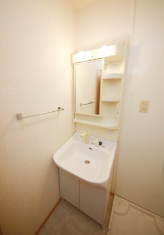 洗面設備　別部屋反転間取りのお写真となります。