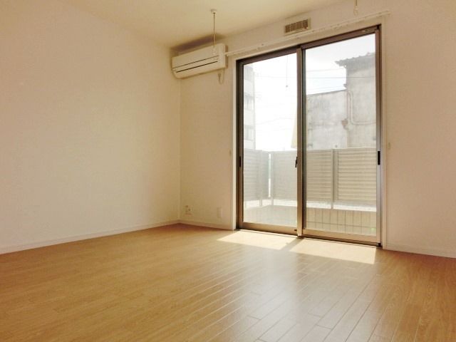 居室・リビング　明るいお部屋は気分も明るくなりますね!