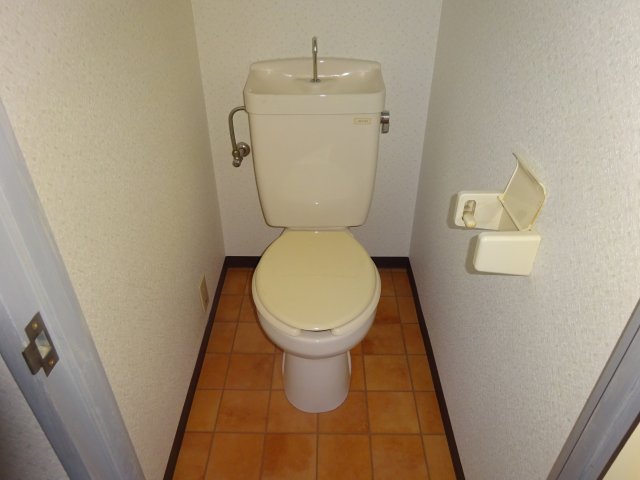 トイレ　写真は別部屋、参考写真になります