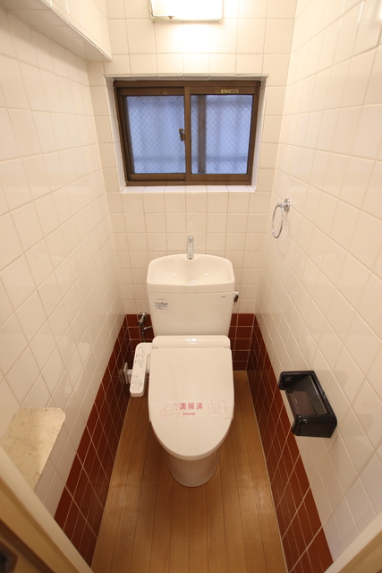 トイレ　嬉しい温水洗浄便座付き