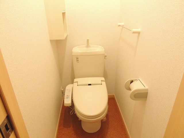 トイレ　温水洗浄便座です