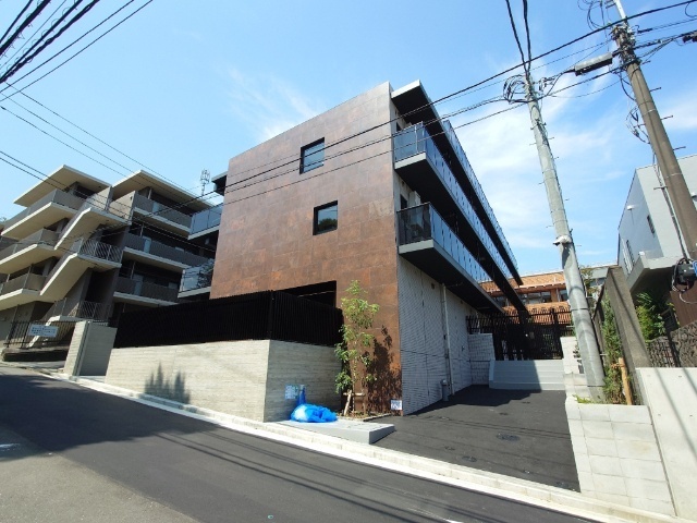 建物外観　オートロック完備