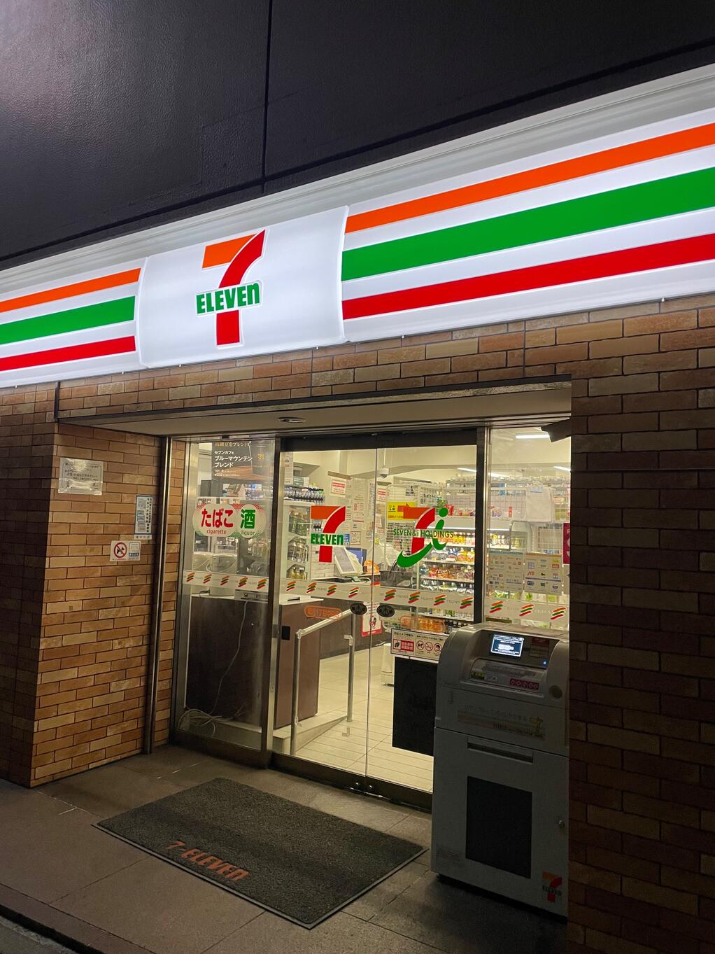 コンビニ　セブンイレブン中央区新川1丁目店（コンビニ）まで158m