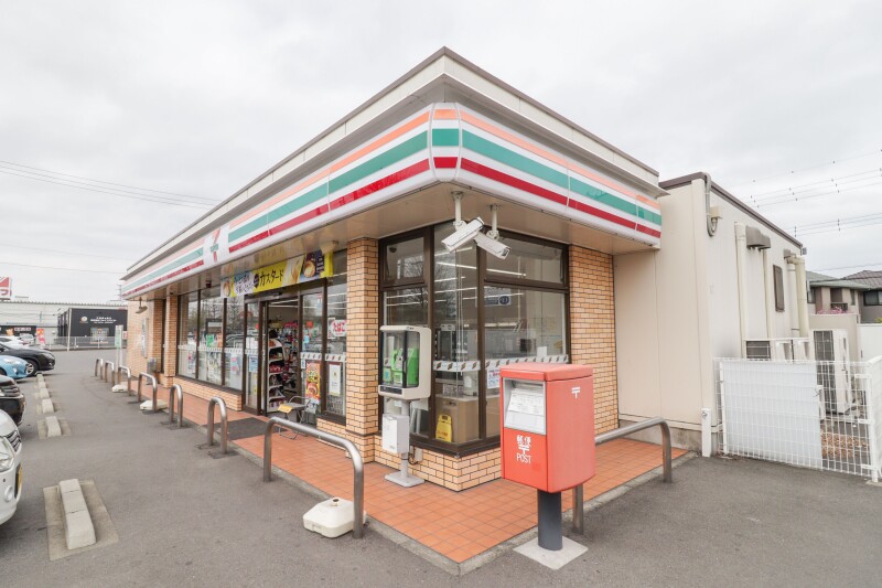 コンビニ　セブンイレブン伊勢崎韮塚町店（コンビニ）まで428m