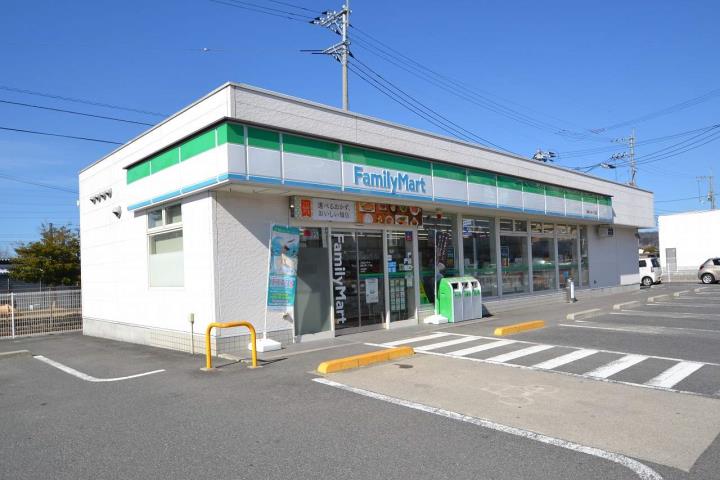 コンビニ　ファミリーマート（コンビニ）まで120m