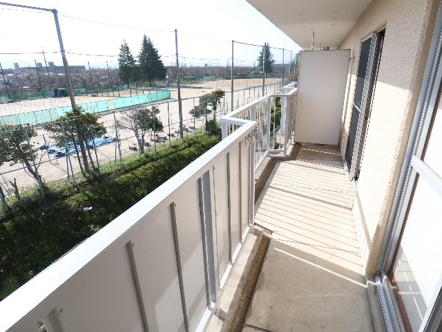 バルコニー　外からの目が気にならないバルコニーで洗濯物が干せます