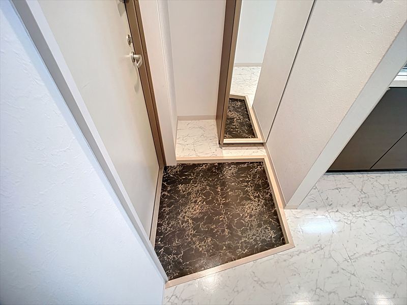 玄関　※写真は同物件の別部屋です