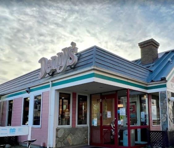 飲食店　デニーズ伊勢原店（飲食店）まで703m