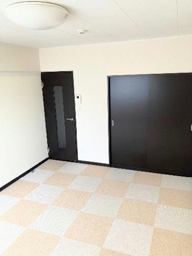 居室・リビング　カーペットの模様は部屋ごどに異なります。