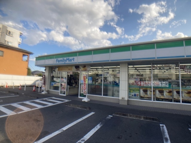コンビニ　ファミリーマート西多賀1丁目店（コンビニ）まで260m