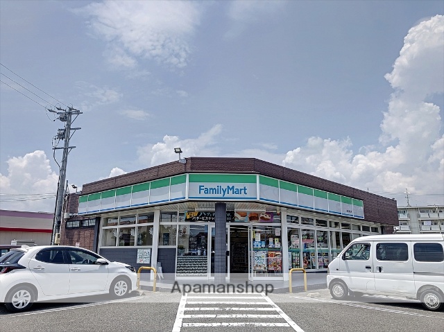 コンビニ　ファミリーマート（コンビニ）まで838m