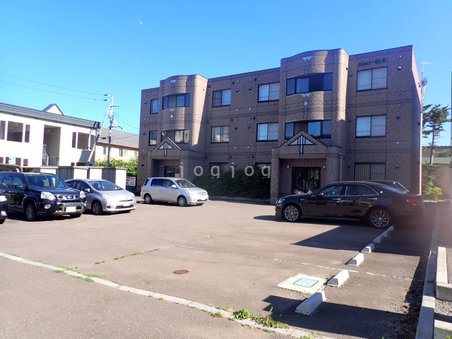 建物外観　生活利便性抜群！周辺にコンビニや高校あり