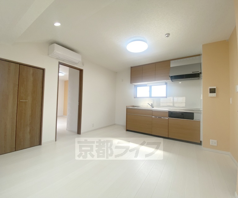 居室・リビング　システムキッチン、浴室乾燥機付きの追い焚きバス、温水洗...