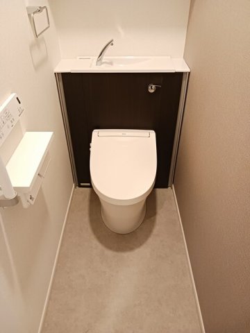 トイレ　落ち着いた色調のトイレです