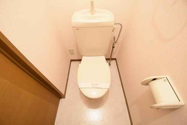 トイレ　温水洗浄便座付きのトイレです♪
