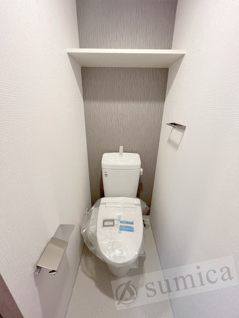 トイレ　人気アイテムの温水洗浄便座。清潔感のあるトイレです。