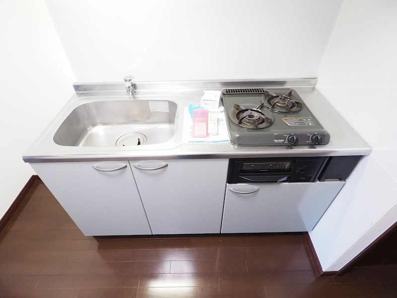 キッチン　システムキッチン。冷蔵庫置場あり
