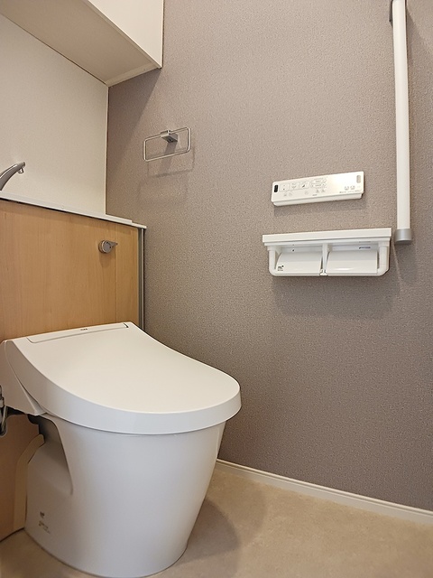 トイレ　落ち着いた色調のトイレです