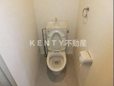 トイレ　落ち着いた色調のトイレです