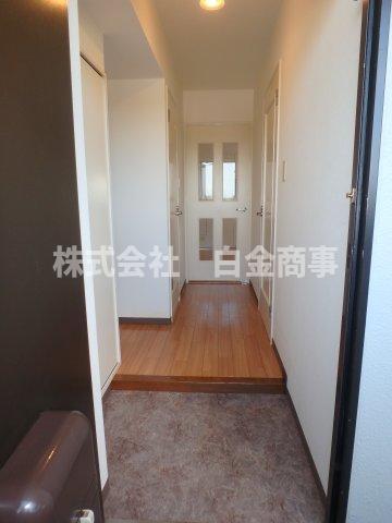 玄関　同じ間取りの別のお部屋の写真になります