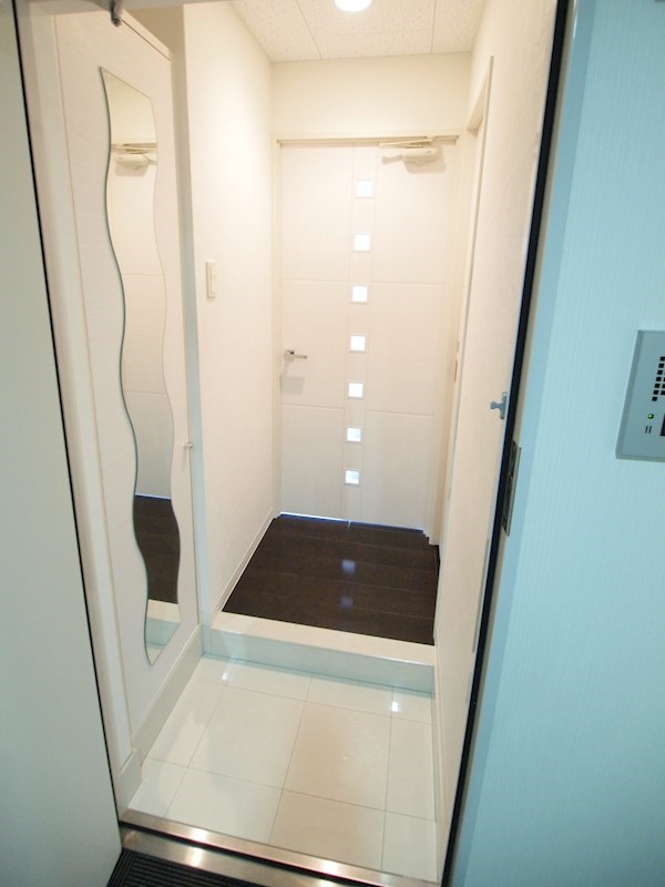 玄関　角部屋。2面バルコニ面バルコニーのお部屋です。